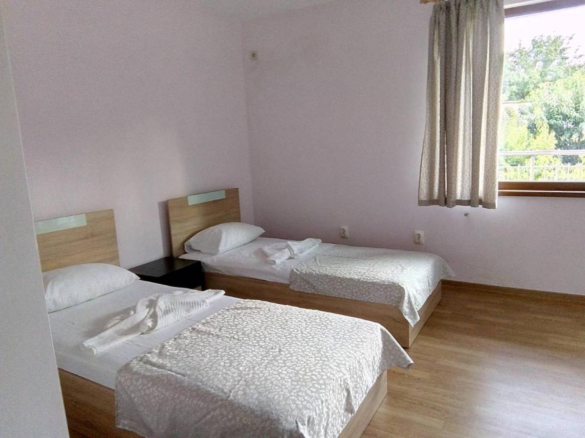Alfa Guest Rooms With Parking Varna Exterior foto